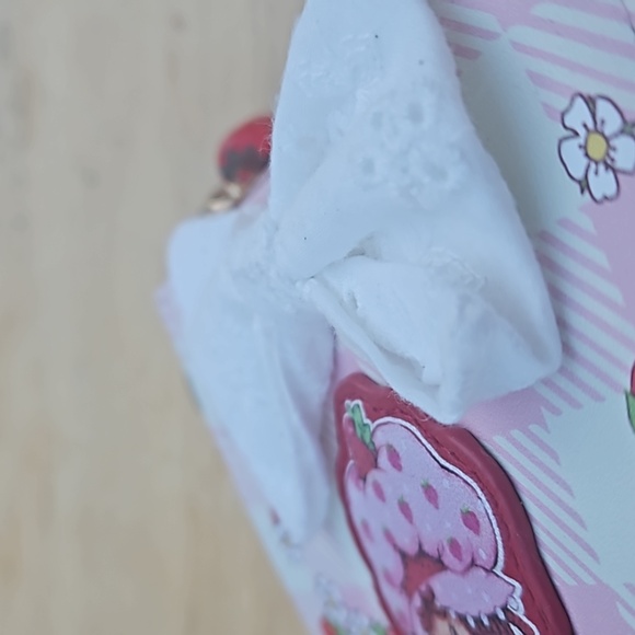 STRAWBERRY SHORTCAKE ZIPPERED CARDHOLDER - Picture 9 of 11